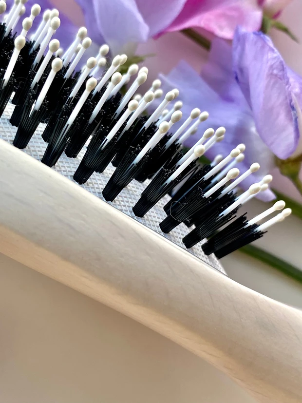 ずっと握っていたくなるブナの木の心地よさ。人間工学に基づいたオーセンティック ビューティ コンセプト ヴィーガンスパブラシ　2/1に新発売！_2_1