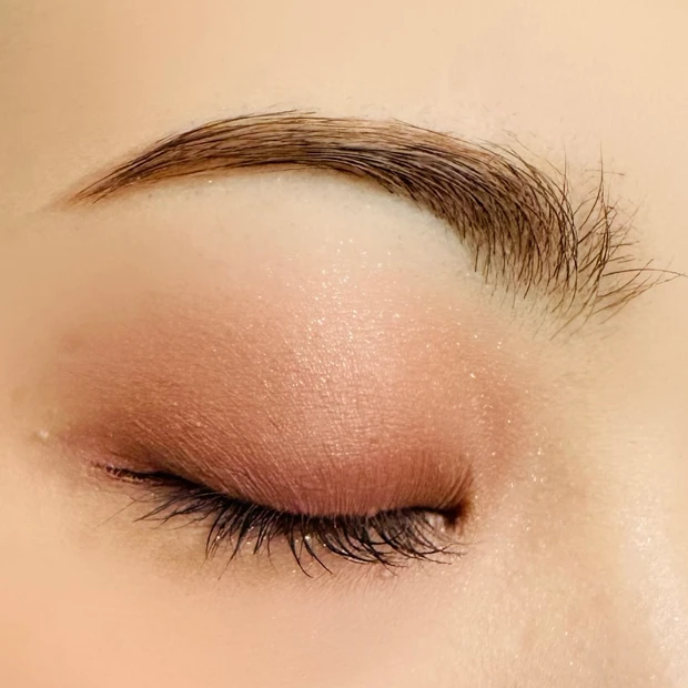 エクセルのリアルクローズシャドウ CX07 ベルベットリボンを使用してのアイメイク