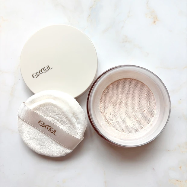 エクセル エクストラリッチ セラムインパウダー  EX01 シルキーベージュ 蓋オープン写真