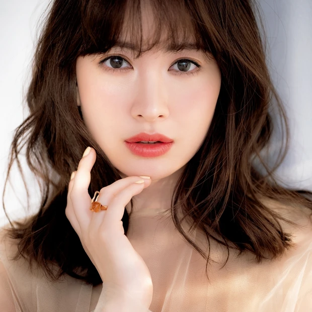リップマニアなこじはるが選ぶ、最旬赤リップ3選。赤リップはタイトに塗るの…