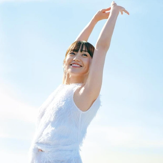 健やかな美しさに注目！ 大島優子さんが現場に持参する美容モノ。美顔器、紅茶、バームetc.