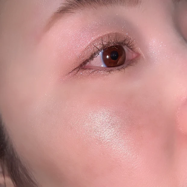 30代の頬に01を塗布。鼻筋やCゾーンに立体感を出すハイライトの使い方。