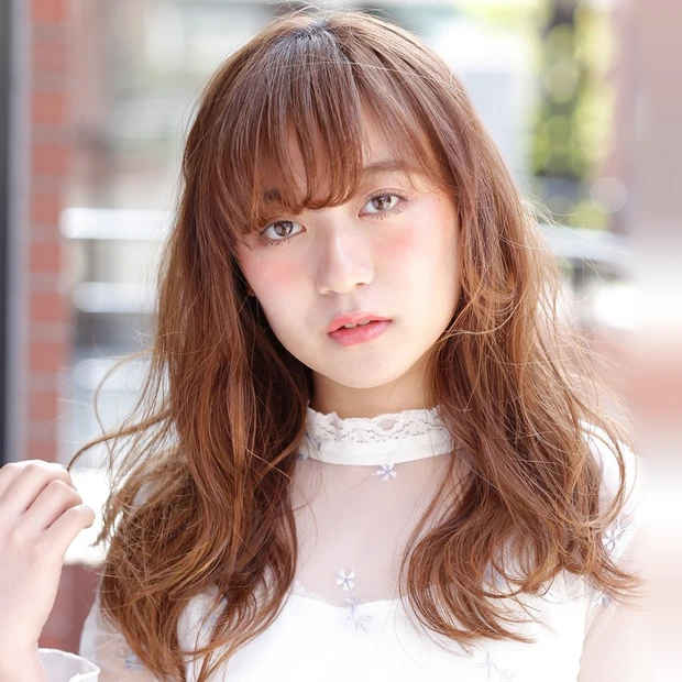 作り込みすぎないふわふわニュアンスがカギ。フェミニン要素を散りばめた最旬…