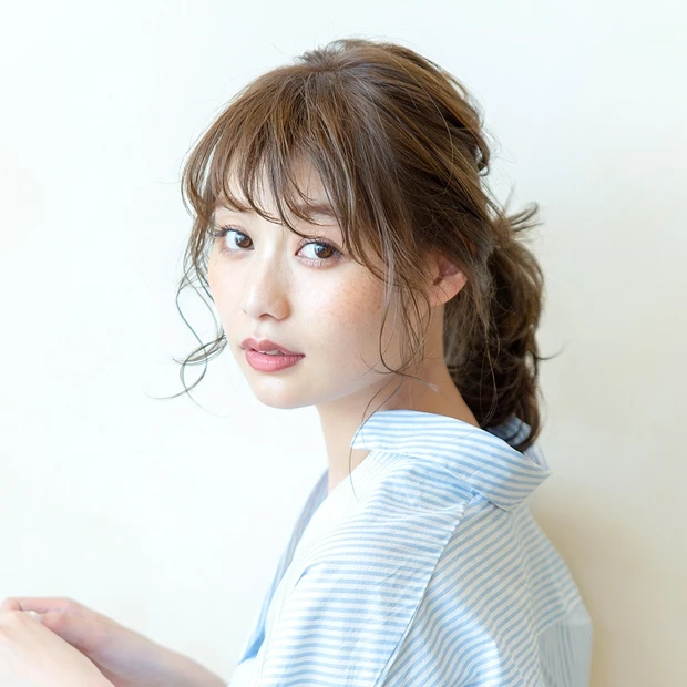 【動画あり】自然な後れ毛の出し方、結び目の隠し方も解説！ 大人可愛いポニ…