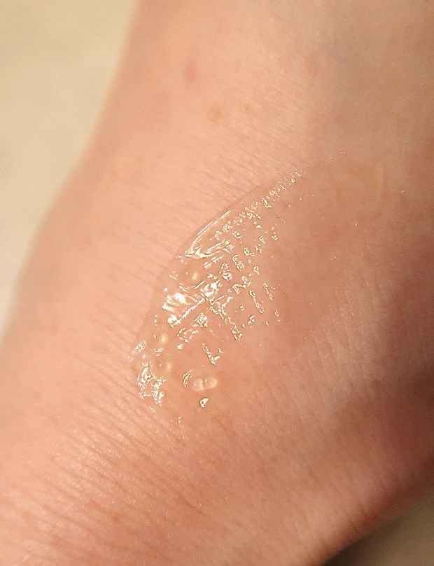 ニュクス スーパー セラム アイケアキットのテクスチャーを伸ばした写真