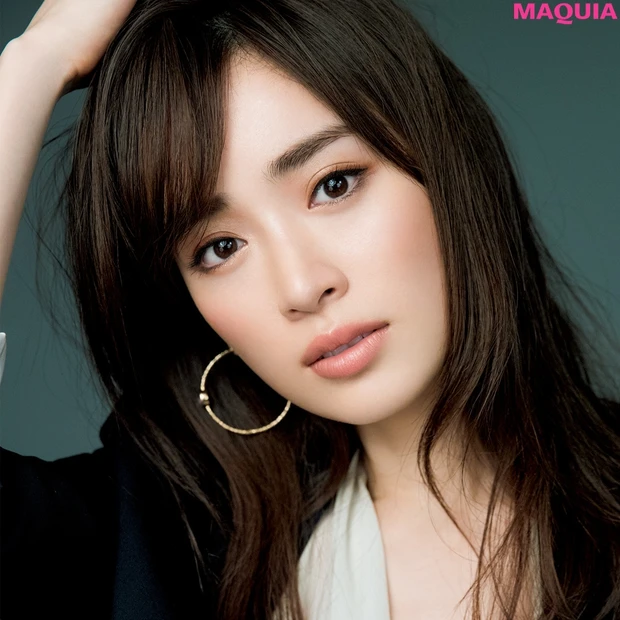 「骨格はシャープに、膨張色でパーツ拡大」岡野瑞恵さんのアンニュイ小顔テク