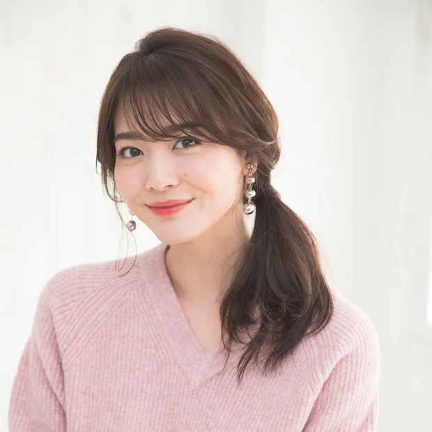 ユニクロのゆるやかチュニックニット×愛らしいサイドまとめアレンジで大人ガ…