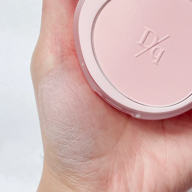 デイジーク ソフトブラーチーク 02 ピンククリーム スウォッチ