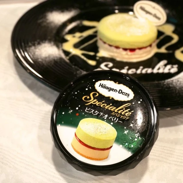 この限定は見逃せない、ゴージャスな黒パッケージ！銀箔が輝くハーゲンダッツ Spécialité（スペシャリテ） 『ピスタチオ ベリー』 11/29〜冬期限定新発売・12/9までTHE WESTIN HOTEL東京 「ザ・テラス」のディナービュッフェで提供、何と現品のお土産つき。