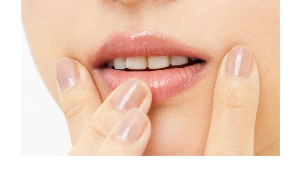 リップ用のスクラブを塗り、中指でクルクルとマッサージ。血流がアップしくすみが取れ、唇ふっくら。