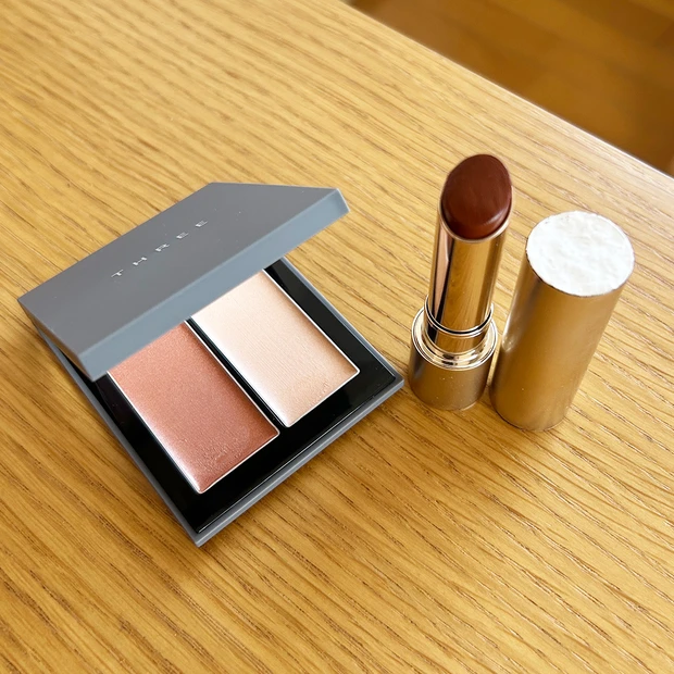 アラサーエディター ポーチの中身　THREEシマリンググローデュオ　RMKベルベットシーンリップカラー