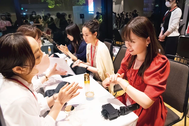 マキアサロン　コスメがリアルに試せるブース