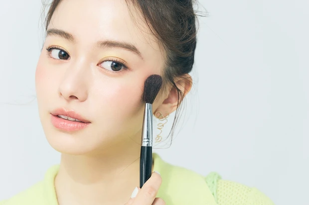 山本舞香さんがイエローアイ×ピンクチークのカラフルメイクに挑戦!_7