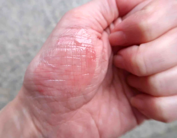 ロムアンド ジューシーフラッシュリップオイル 03 ピーチストローブ 手