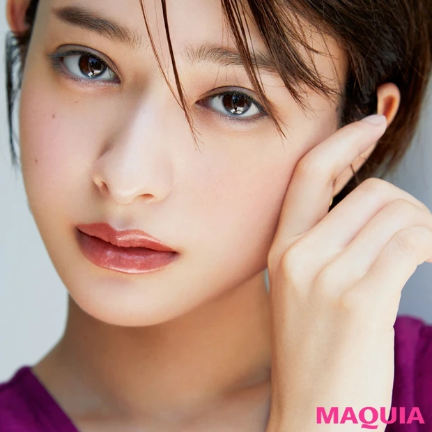 この秋一番のトレンドカラー、パープルのトップスにはスモーキーなメイクが好…