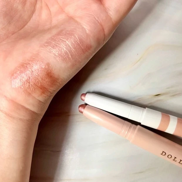 アイムミミ スティックシャドウシマー 003 ピンクチャーム ドーリーウインク スティックラメシャドウ 02 ダスティピンク　スウォッチ