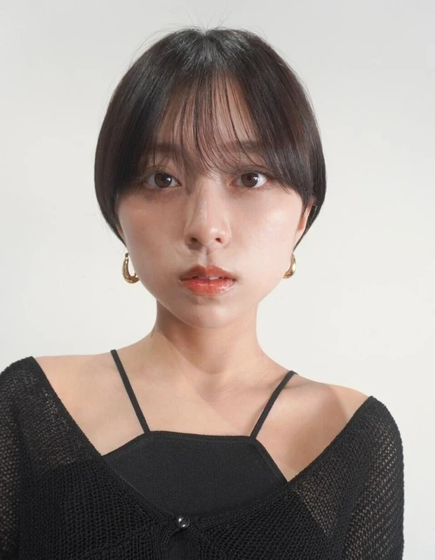 ショート ショートボブ 前髪あり 暗髪 小顔見え