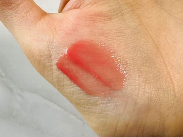 Viseeのエッセンスリッププランパー BE300 ベージュピンクのスウォッチ