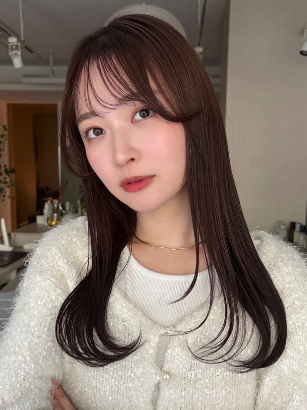 毛先ワンカールで軽やかに仕上げる大人のロングレイヤー