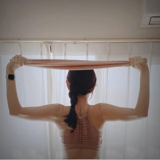 【簡単ストレッチ&トレーニング】タオル1枚で肩こり解消!美姿勢、美背中に♡