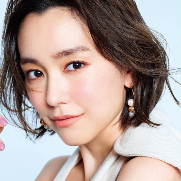 【8位】9月号の表紙は桐谷美玲さん! 強くてしなやかな秋の赤みメイクを解説