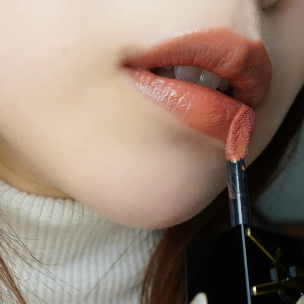 2025MYベスコスリップ①YSL(イヴ・サンローラン) ザ インクス ヴィニルクリーム 443:ポップ ザ ヌードを塗った写真