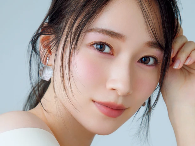 櫻坂46・守屋麗奈さんがベスコス受賞コスメで多幸感メイク。ブルベ肌と好相性なピンクで洒落顔に