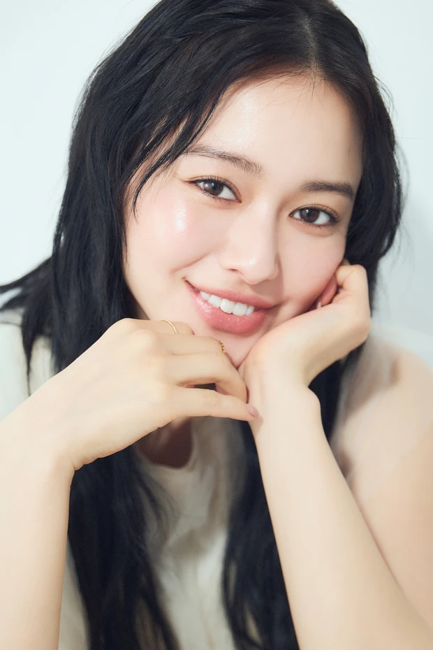 セパレートまつ毛がポイント! 山本舞香さんがまとう、夏らしいヘルシーアイで涼やかな印象に