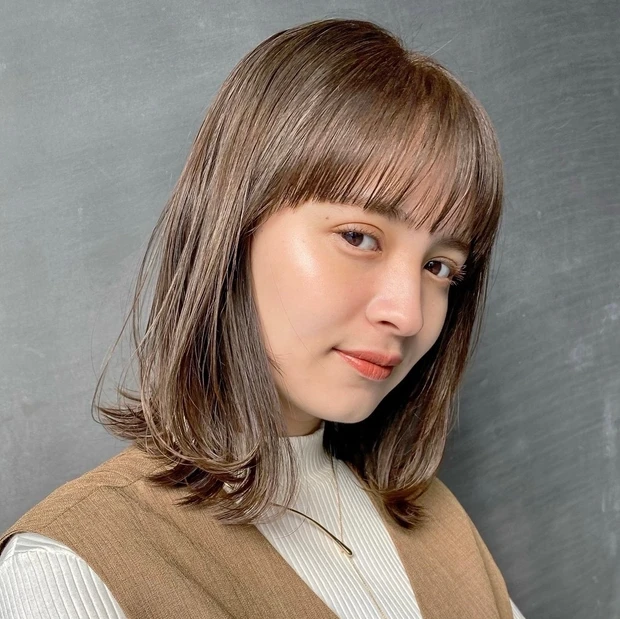 ミディアム　ヘア　髪型　ヘアスタイル　前髪あり　ヘアカラー