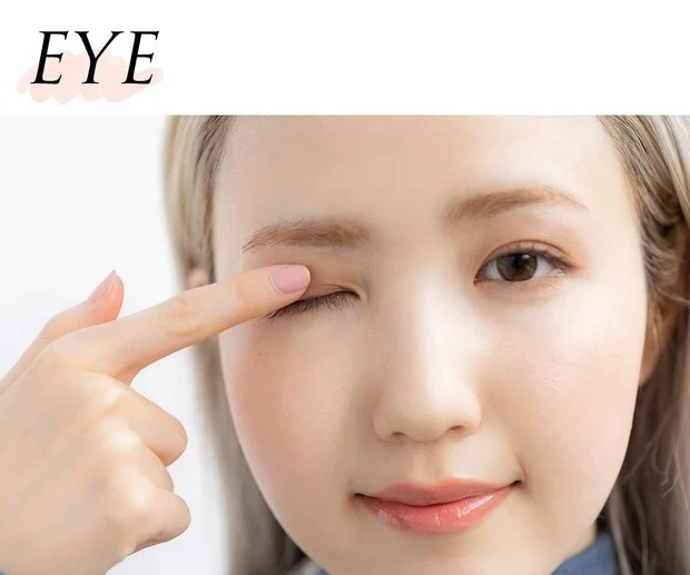 本田仁美さんが韓国コスメでつくるワントーンメイク_EYE:Aの右上のオレンジベージュのカラーを指にとり、二重の幅にラフにのせる。