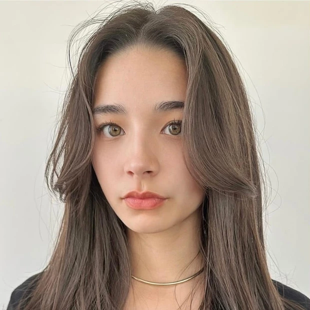 セミロング　ヘア　髪型　ヘアスタイル　大人　30代　40代　前髪なし