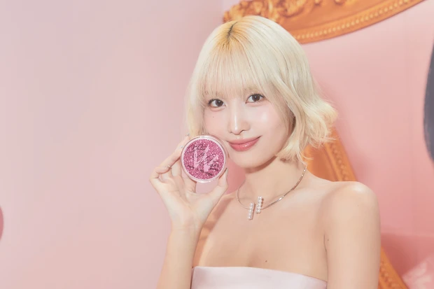 TWICEのモモ、チェヨンがいち推しコスメを披露！ 「ALLURE K-Beauty FAIR in TOKYO」開催 |  マキアオンライン(MAQUIA ONLINE)