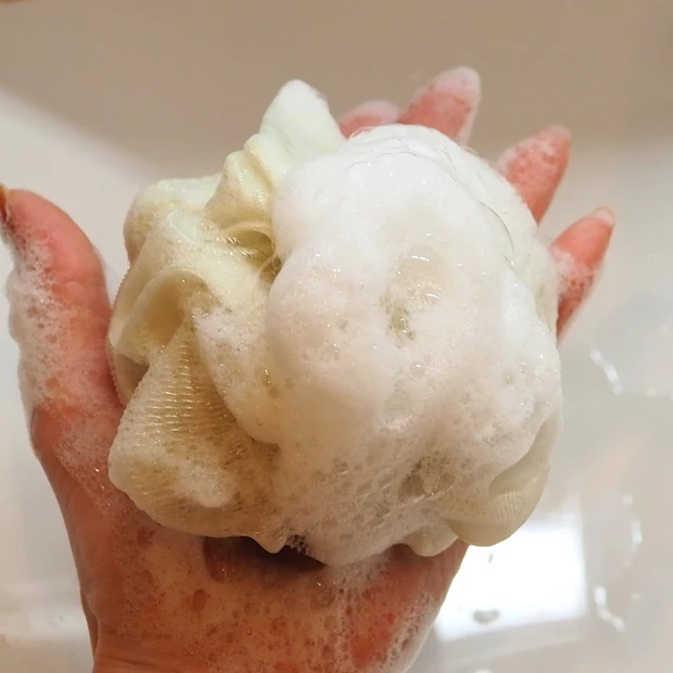 「みどりまゆ BODY & HAIR モイストシャンプー」の泡立ち（「バスリリー」使用）