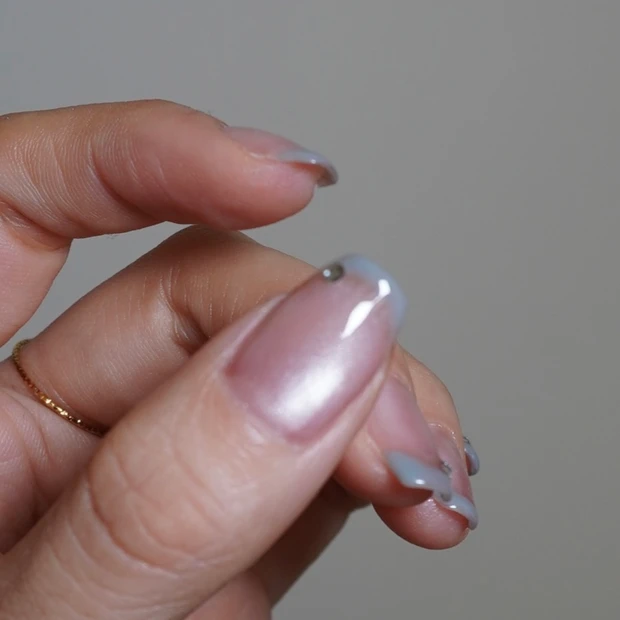 マグネット×フレンチラインに100均ストーンを乗せて涼しげな大人の夏ネイルデザイン