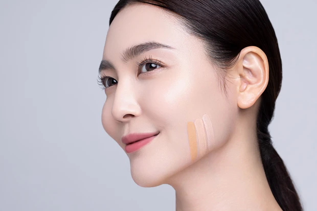 正しいファンデーションの色の選び方 色のマッチングは、フェイスラインで!