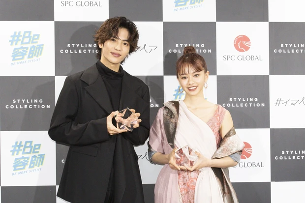 山本舞香の“国宝級前髪”を表彰！ 同受賞の俳優・志尊淳にお願いしたヘアスタイルは？