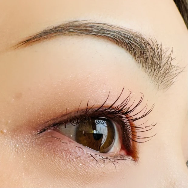 OSAJIのニュアンスボリュームマスカラを使用したアイメイク