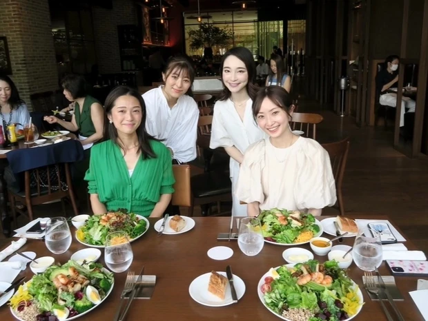 【自己紹介♡】
9年目に突入!!『限定♡』『キラっ、ツヤっ』コスメに目がない、MAQUIAインフルエンサーえりです。_6_1