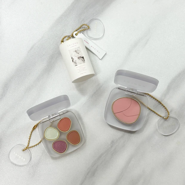 【to/one（トーン）】コスメガチャに人気コスメのミニチュアチャームが初登場！_2