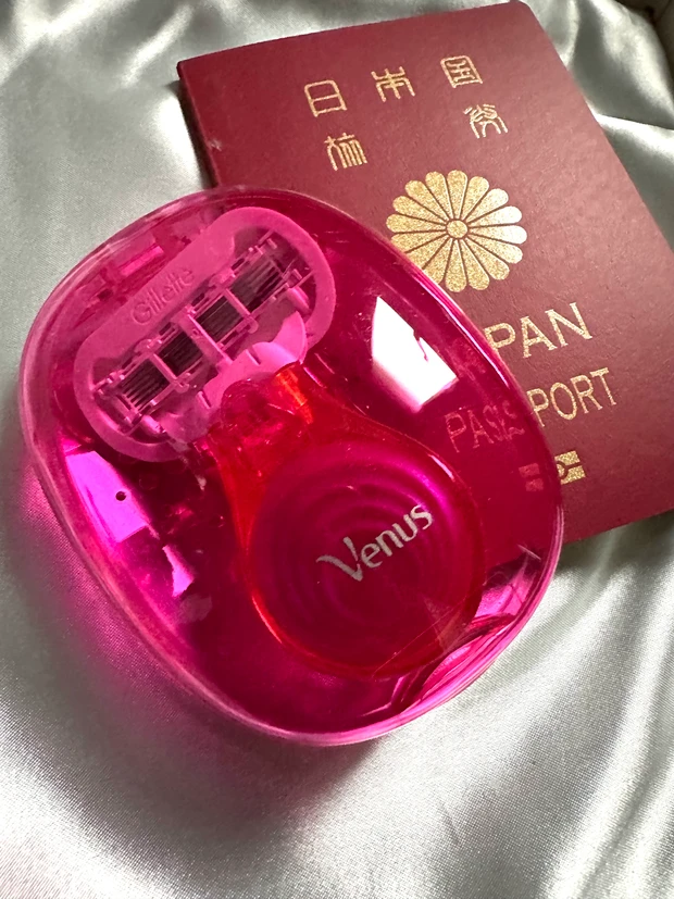 手のひらに乗るケース付きのかわいいシェーバー　ジレット ヴィーナスつるすべ肌 ケース付ホルダー_3
