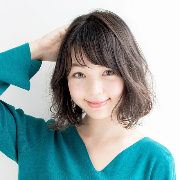 表情に透明感を与える、ふんわり仕上げのシースルーウェーブボブ