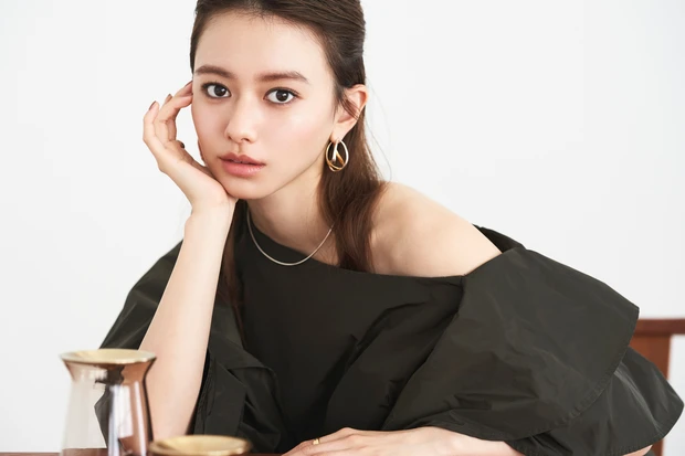 ¥1210のプチプラコスメで完成!【マキア×山本舞香×北原 果】シックで華やかなグレイッシュの囲み目