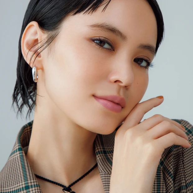 マスカラ、黒がまた新鮮！ クールメイクに大人の可愛さを添えるコツをレクチ…