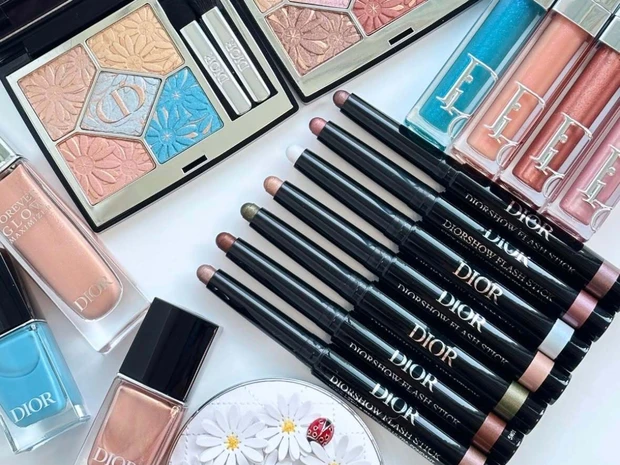 【夏新色コスメ2026】ディオールの夏新色をスウォッチ！ フラワーデザインが可愛い限定アイテムが目白押し