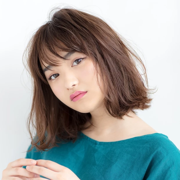丸顔やエラ張りを補正！ 自由に揺れ動くカールが可愛い気まぐれ質感ボブ