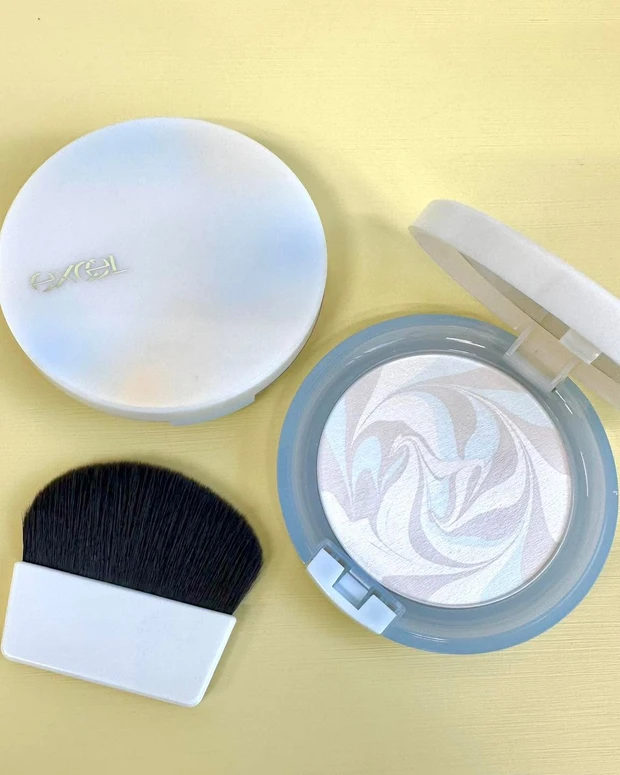 サナ エクセル ハーモニカルリフレクトパウダー SL(スローサウンド)