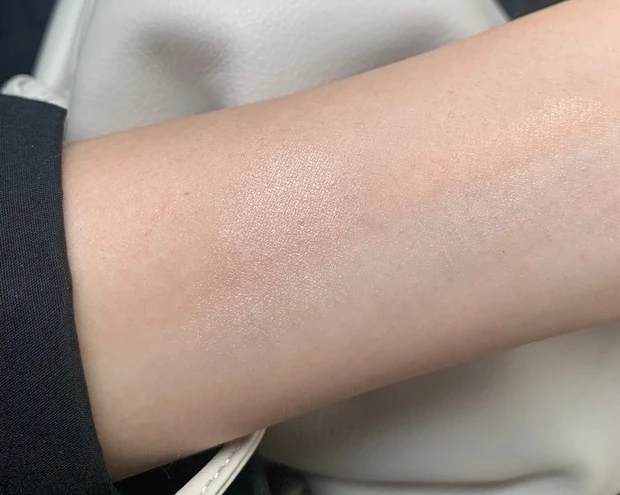 ディオールスキン フォーエヴァー クチュール ルミナイザー ハイライト 新作コスメ2021 diorbeauty ピンク系ハイライト スウォッチ
