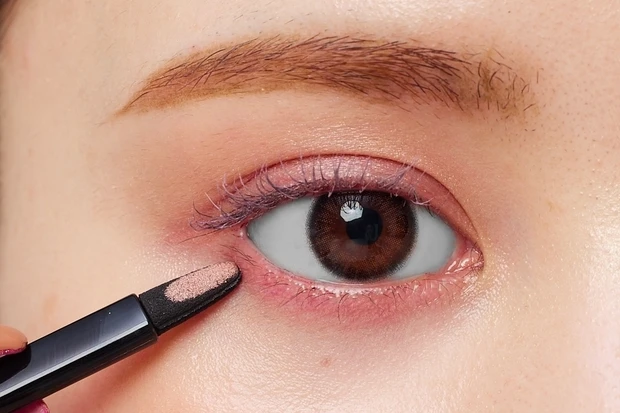 山本望叶 ピンクアイシャドウ