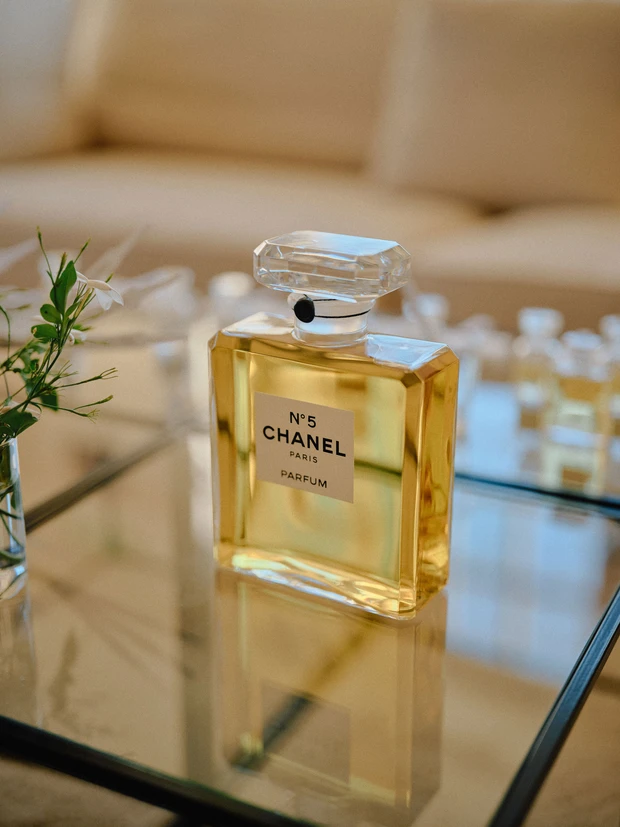 出口夏希さんとJURIN(XG)さんが名品フレグランス【シャネル N