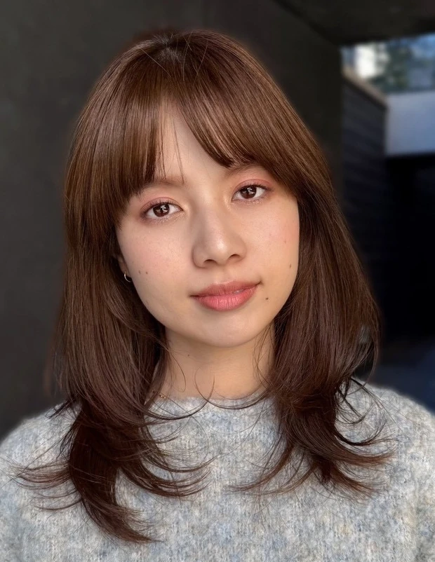 髪型　ミディアムレイヤー　ミディアムヘア　前髪あり　正面